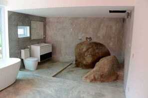 Combined shower/tub, deep soaking tub, hair dryer, towels - Villa Q (Koh Samui)