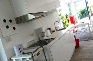 ثلاجة/مجمد بحجم كبير، ميكروويف، ماكينة لصنع القهوة/الشاي