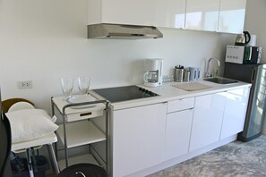 Villa, 2 habitaciones | Cocina privada | Refrigerador con congelador, microondas y parrilla de estufa 