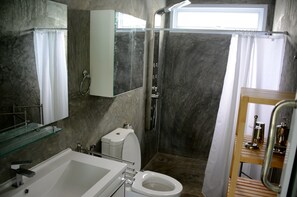 Kombinasi shower/bathtub, bathtub besar,  dan pengering rambut