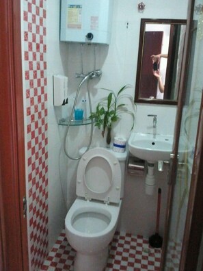 Shower, hair dryer, slippers, towels - New London Hostel (Kowloon)