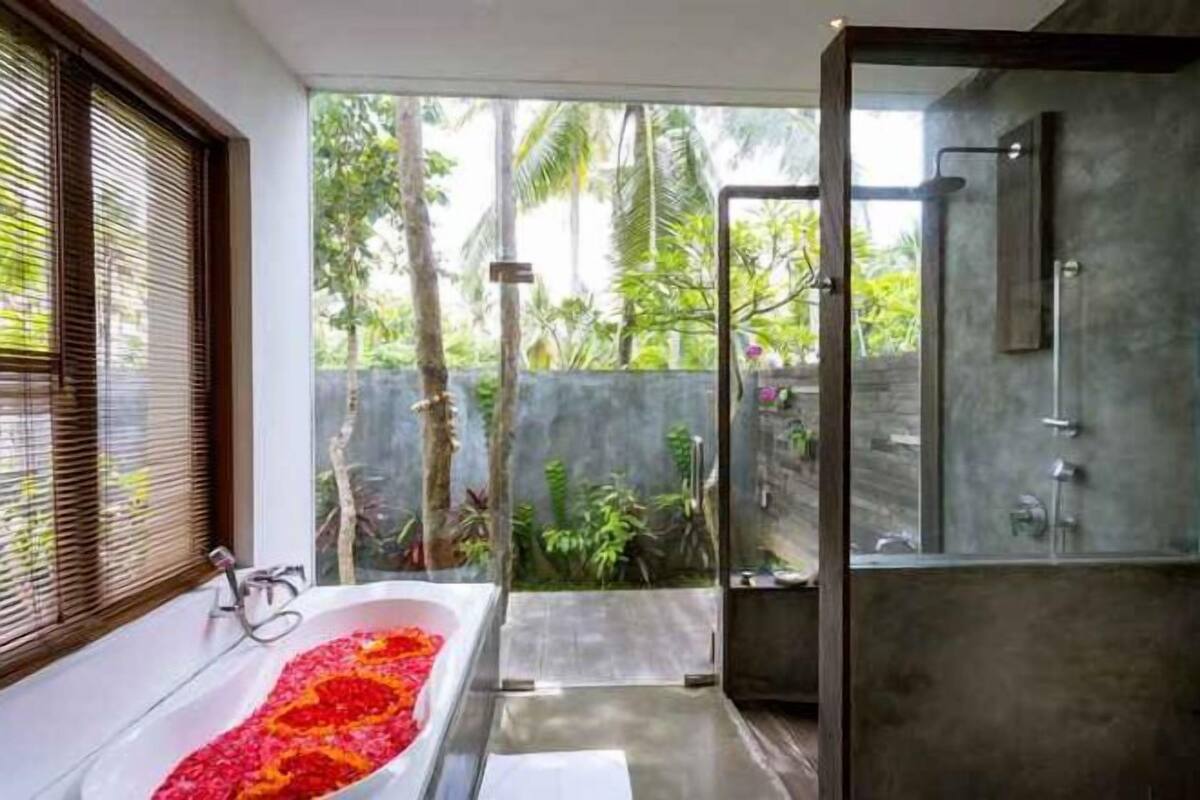 Badkamer | Een aparte badkuip en douche, een diep bad, een regendouche