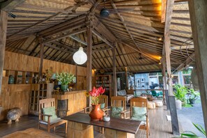 Lobby sitting area - De Ubud Villas & Spa (Ubud)