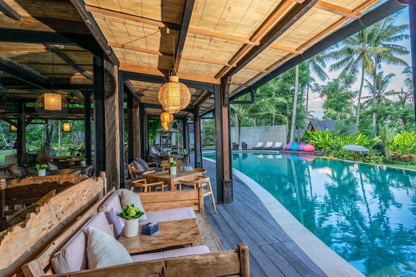 Una piscina al aire libre