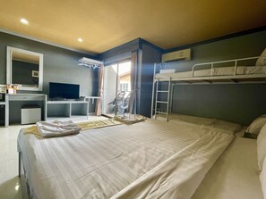 Family Room | Minibar, värdeförvaringsskåp på rummet, skrivbord och extrasängar