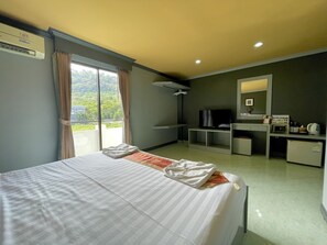 Superior-Zimmer, Bergblick | Minibar, Zimmersafe, Schreibtisch, Zustellbetten