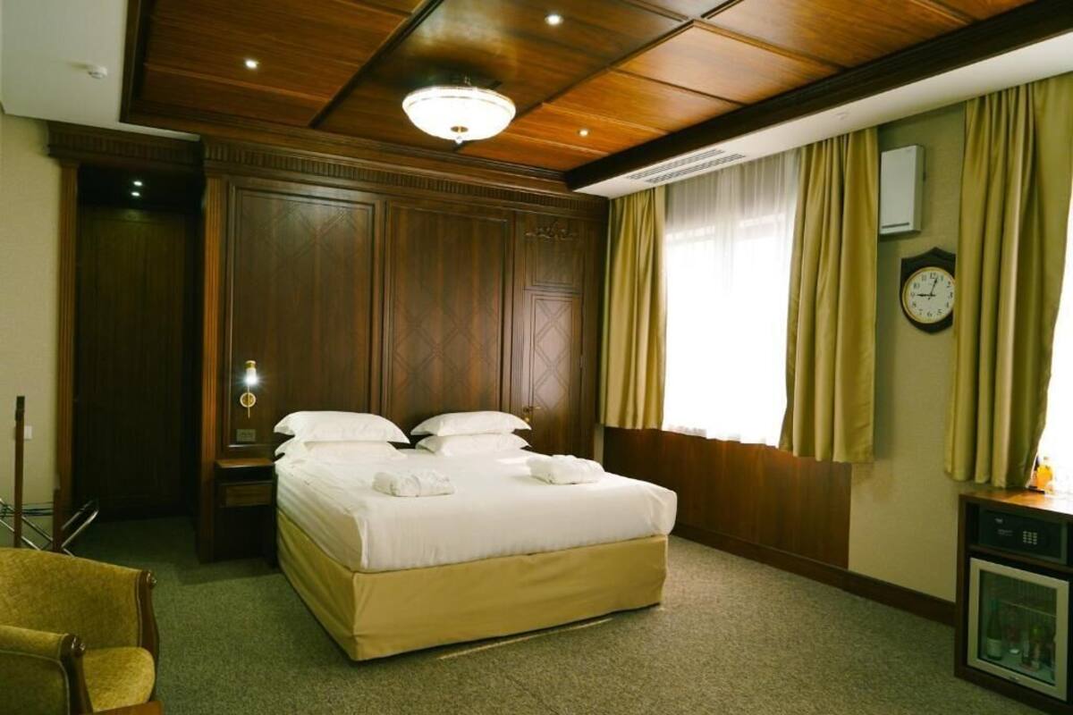 Luxe suite | Luxe beddengoed, bedden met traagschuimmatrassen, een minibar