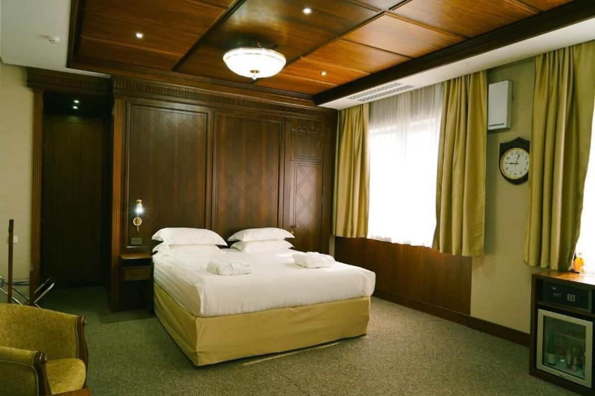 Suite luxueuse | Literie de qualité, lit avec matelas en mousse à mémoire, minibar