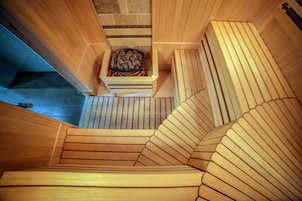 Sauna, 3 treatment rooms, manicures and pedicures