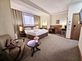 Ropa de cama de alta calidad, colchones con efecto memoria y minibar 