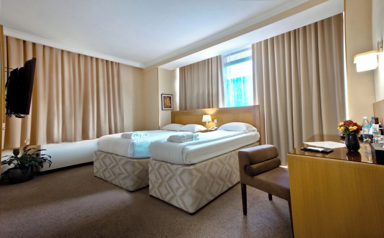 Kamar Double atau Twin Superior | Seprai premium, busa memori, minibar, dan brankas