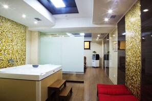 Sauna, 3 hoitohuonetta, käsi- ja jalkahoitoja