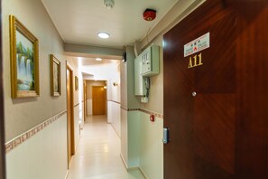 Hallway - Vincent Hill Guesthouse (Kowloon)
