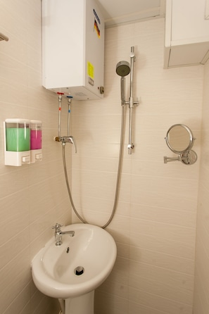 Shower, free toiletries, hair dryer, slippers - Vincent Hill Guesthouse (Kowloon)