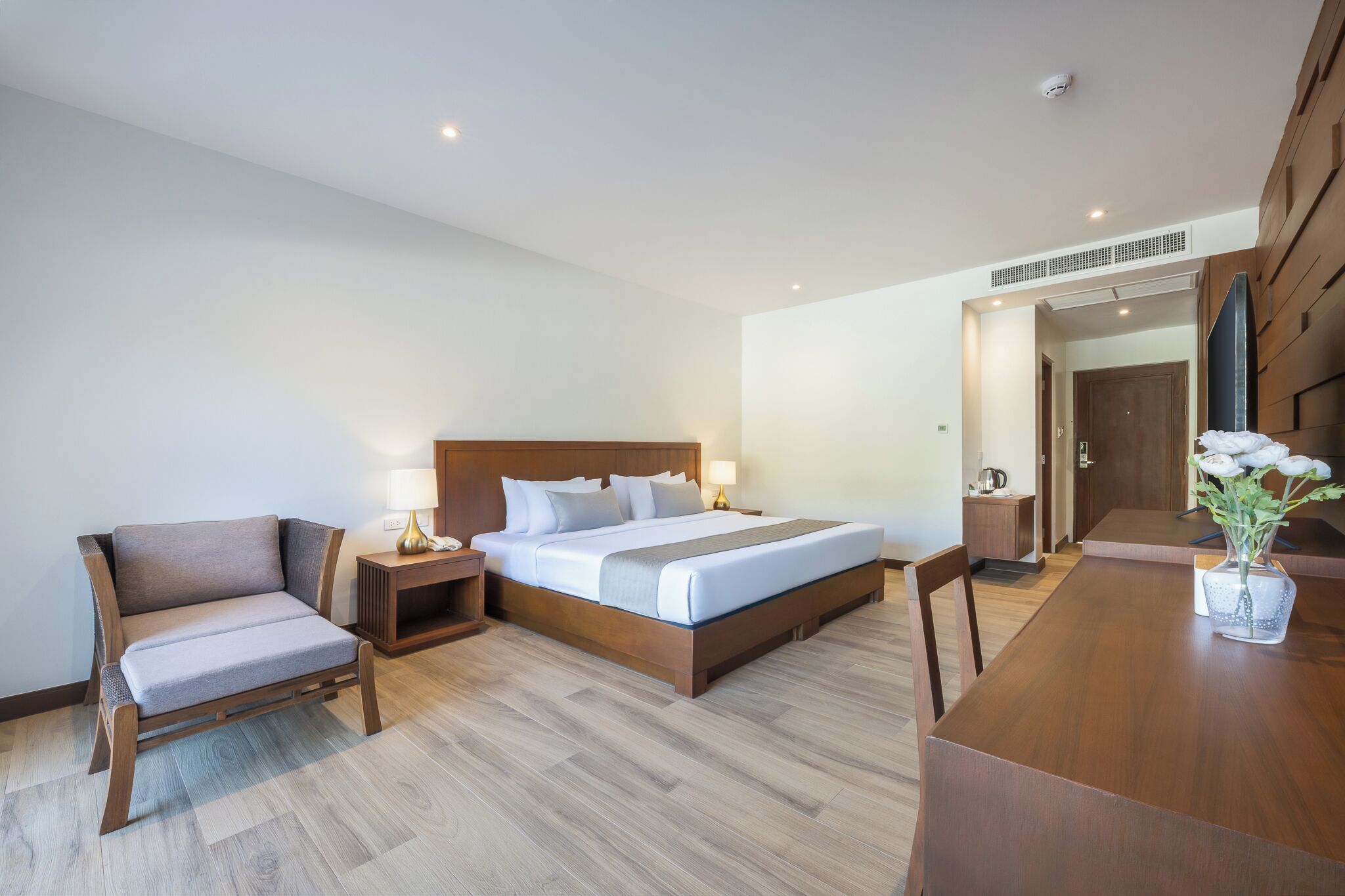 Minibaari (osa tuotteista ilmaisia), tallelokero huoneessa