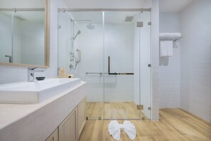 Deluxe Room | Bathroom | Combined shower/tub, rainfall showerhead, free toiletries, hair dryer