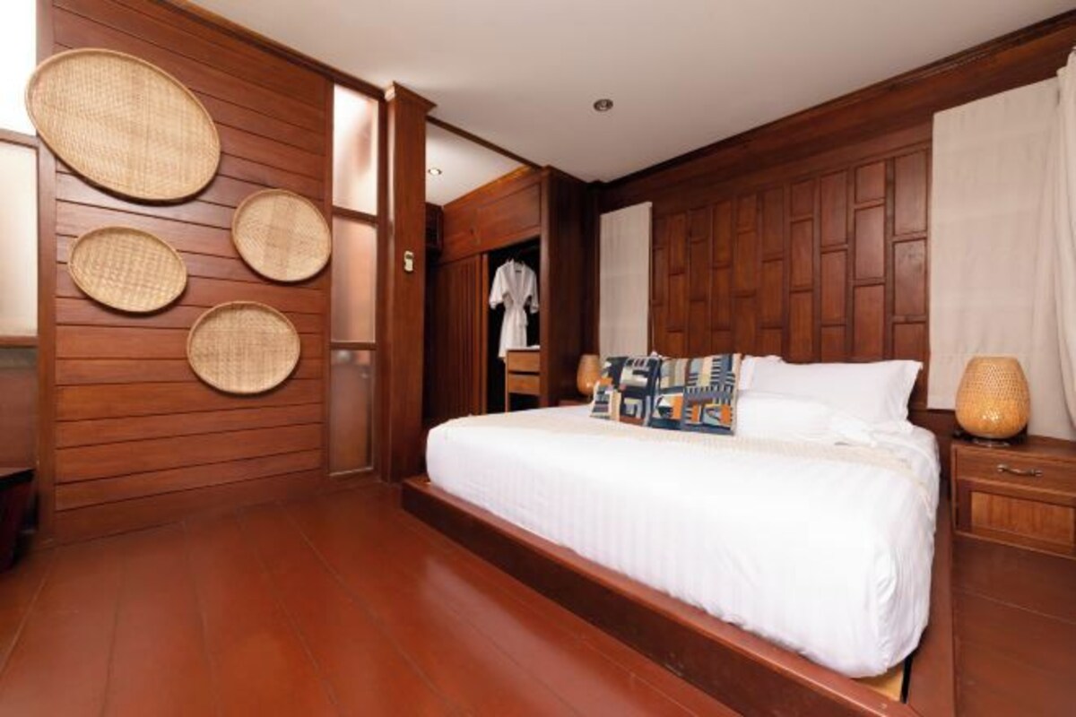 Minibar, in-room safe, bed sheets