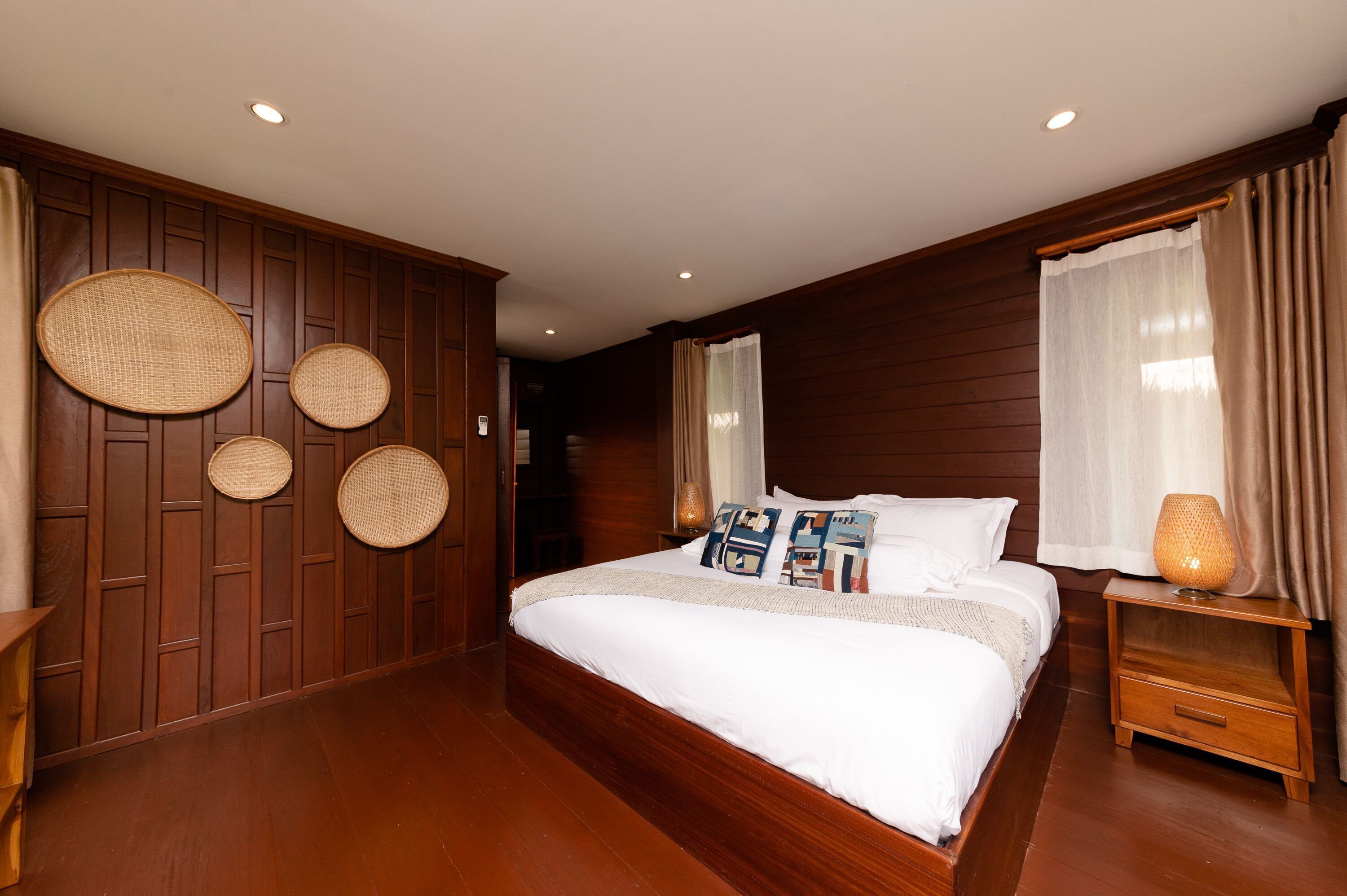 Minibar, caja de seguridad en la habitación y ropa de cama 