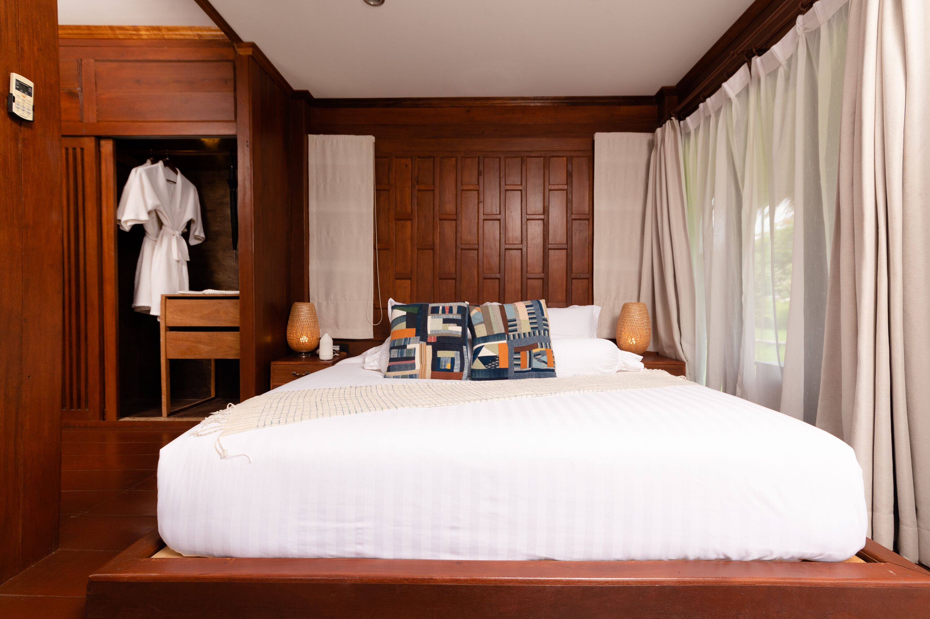 Deluxe Villa | Minibar, in-room safe, bed sheets