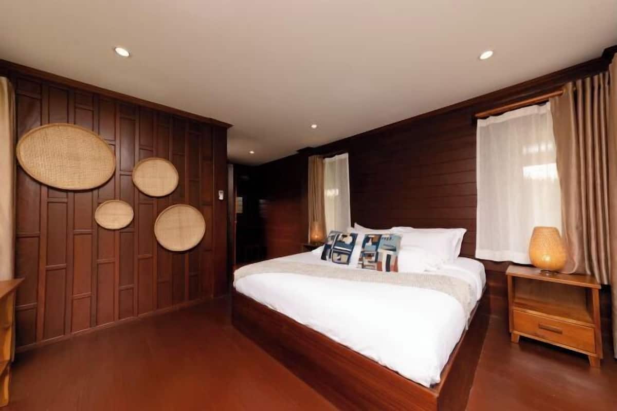 Minibar, in-room safe, bed sheets