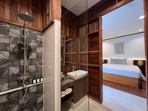 Superior Room | Bathroom | Shower, free toiletries, hair dryer, bathrobes - ViengTara VangVieng Resort (Vang Vieng)