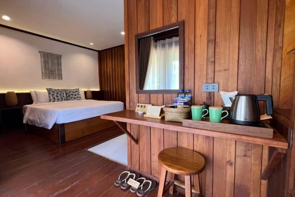 Minibar, in-room safe, bed sheets