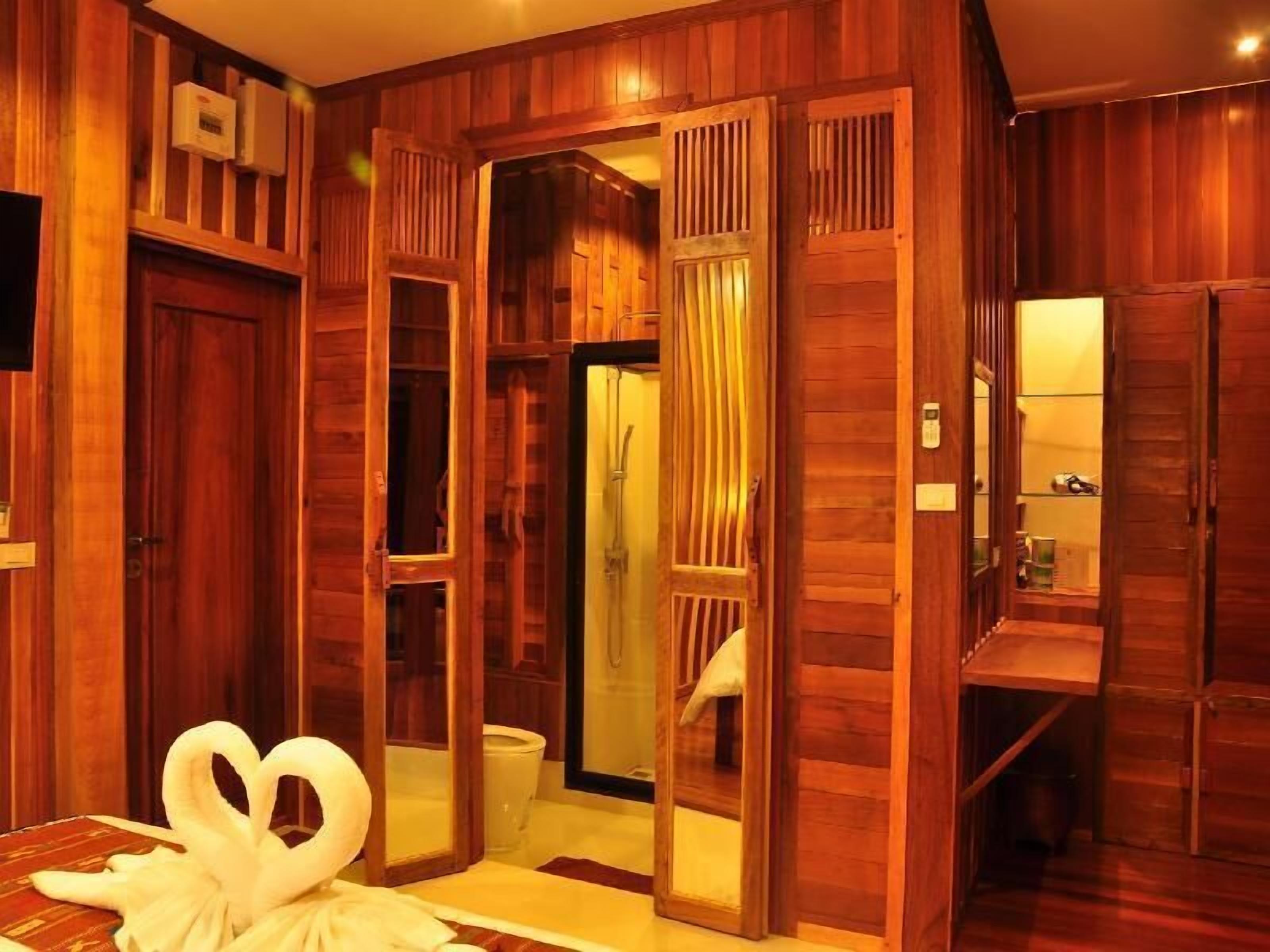 Minibar, in-room safe, bed sheets