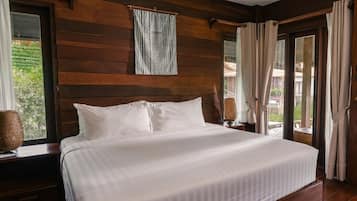 Deluxe Villa | Minibar, in-room safe, bed sheets