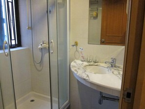 Habitación triple estándar | Regadera en el baño