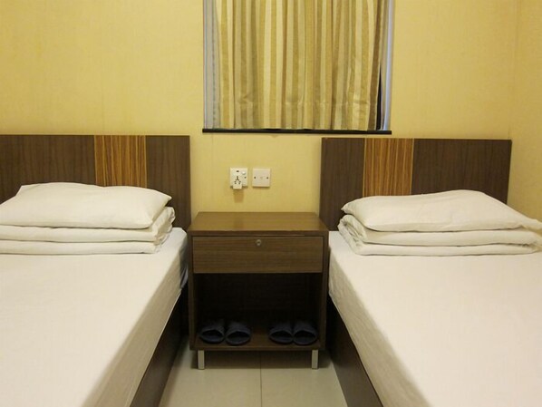 Habitación Deluxe con 2 camas individuales | Edredón, cortinas blackout, tabla de planchar con plancha y camas extra 