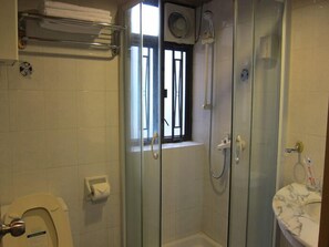 Standard Triple Room | Bathroom - Hao's Inn (Kowloon)