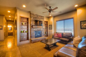 Luxury-Apartment, 3 Schlafzimmer, Nichtraucher, Poolzugang | Wohnbereich | Flachbildfernseher