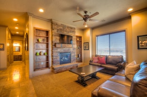 奢华公寓式客房, 3 间卧室, 无烟房, 使用泳池 | 起居区 | 平板电视