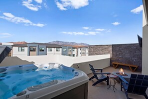 Luxury Condo, 4 Bedrooms, Non Smoking, Pool Access | Terrace/patio