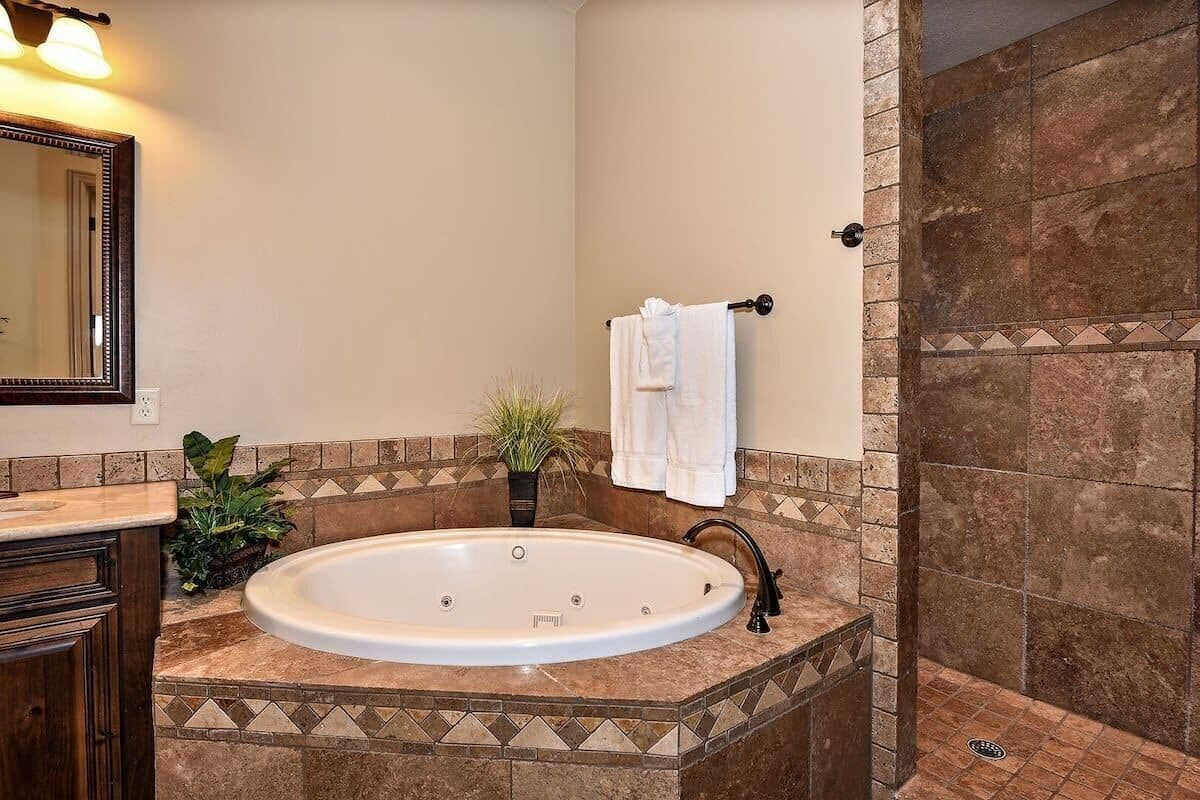 Condo de lujo, 2 habitaciones | Baño | Regadera, toallas, jabón, shampoo