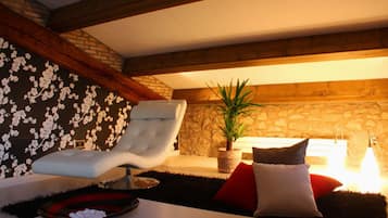 Suite | Cribs/infant beds, free WiFi