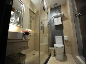 Suihku, ilmaiset hygieniatuotteet, hiustenkuivaaja, tohvelit