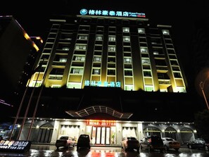 Front of property - evening/night - GreenTree Inn Meizhou Meijiang District Wanda Plaza Hotel (Meizhou)