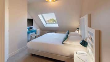 Habitación clásica, 1 cama doble, no fumadores (Shower Only) | Ropa de cama de alta calidad, escritorio, cunas gratuitas y wifi gratis