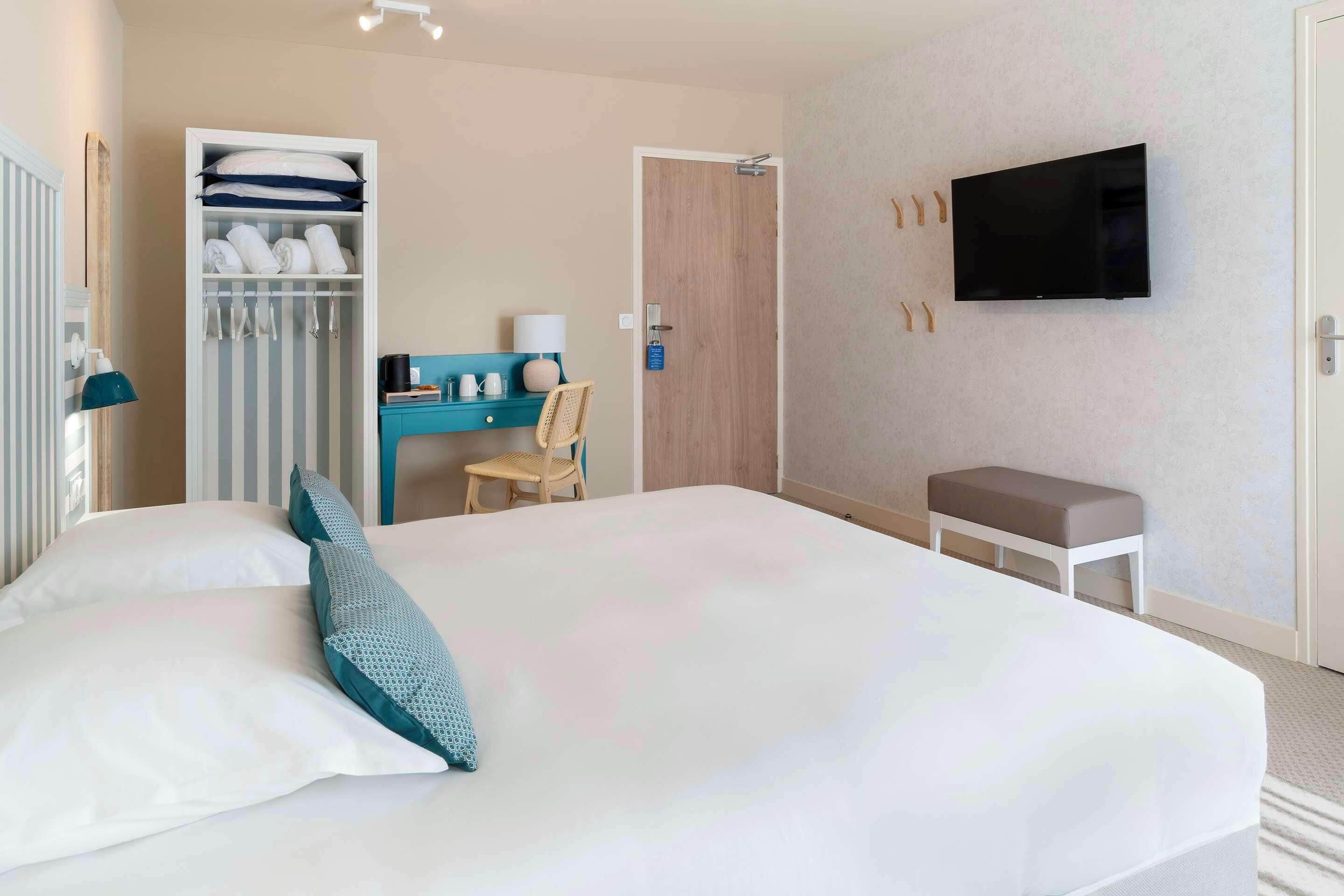 premium bedding, desk, free cots/infant beds, free wifi