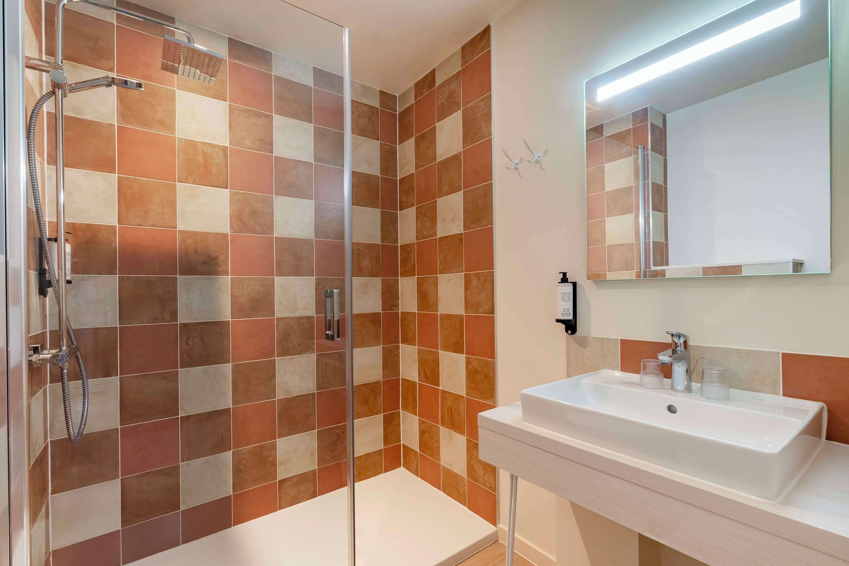 shower, rainfall showerhead, free toiletries, hair dryer