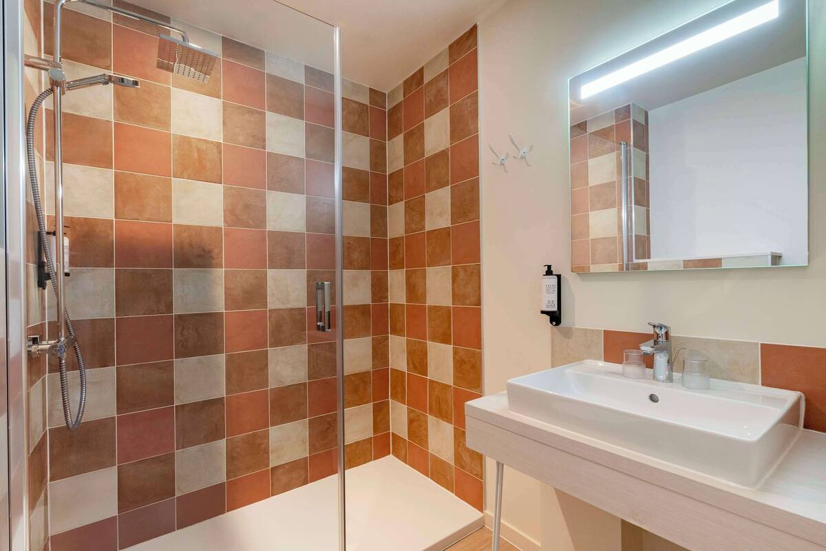 shower, rainfall showerhead, free toiletries, hair dryer