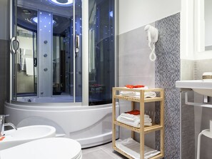 Deluxe Double Room | Bathroom | Shower, free toiletries, hair dryer, bathrobes - Lh Royal Suites (Rome)