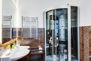 Luxury Triple Room | Bathroom | Shower, free toiletries, hair dryer, bathrobes