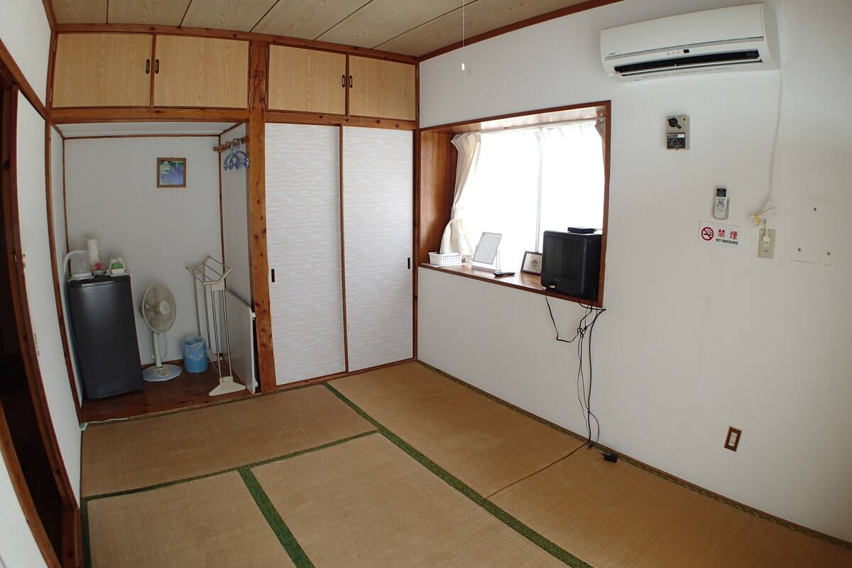 Habitación tradicional, baño compartido (10m sq.) | Edredones de plumas, sistema de insonorización, wifi gratis