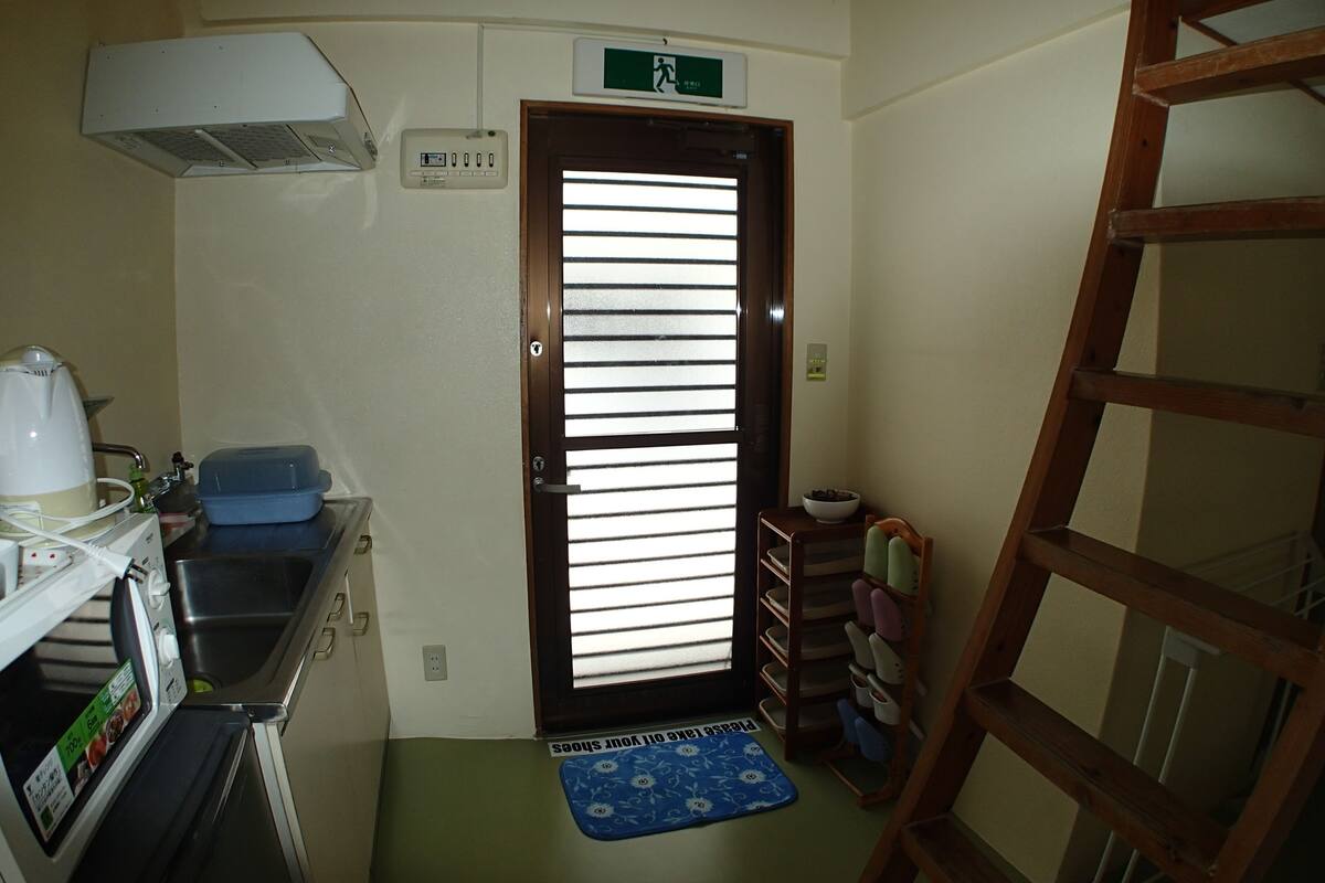 Habitación cuádruple, baño compartido, en edificio anexo | Cocina básica privada | Frigorífico, microondas en la zona común y cafetera o tetera