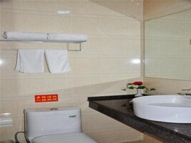 Ducha, artículos de tocador gratuitos, secador de pelo, pantuflas