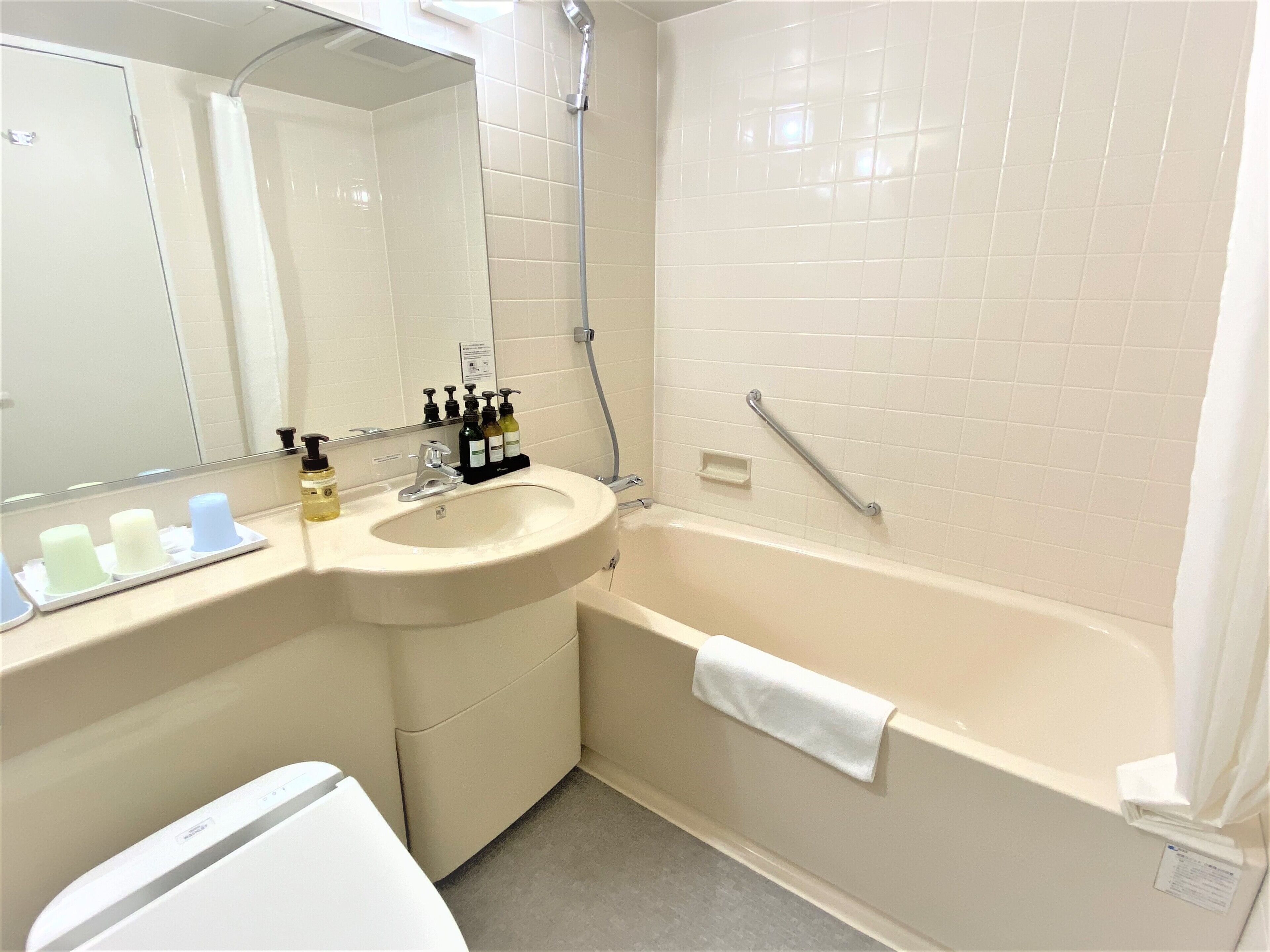 combined shower/bathtub, hair dryer, bathrobes, slippers