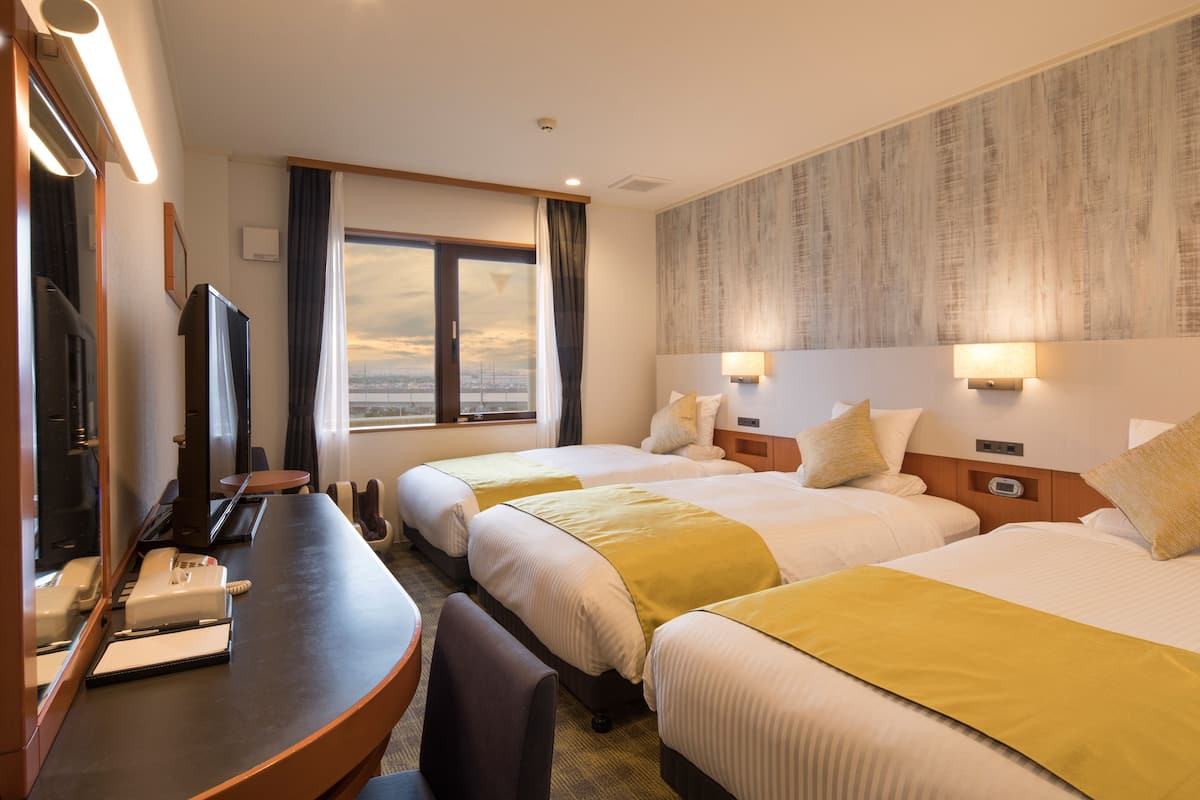 Down duvets, in-room safe, desk, iron/ironing board