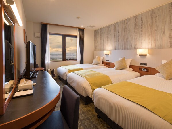 Down comforters, in-room safe, desk, iron/ironing board - Hotel MyStays Maihama (Urayasu)